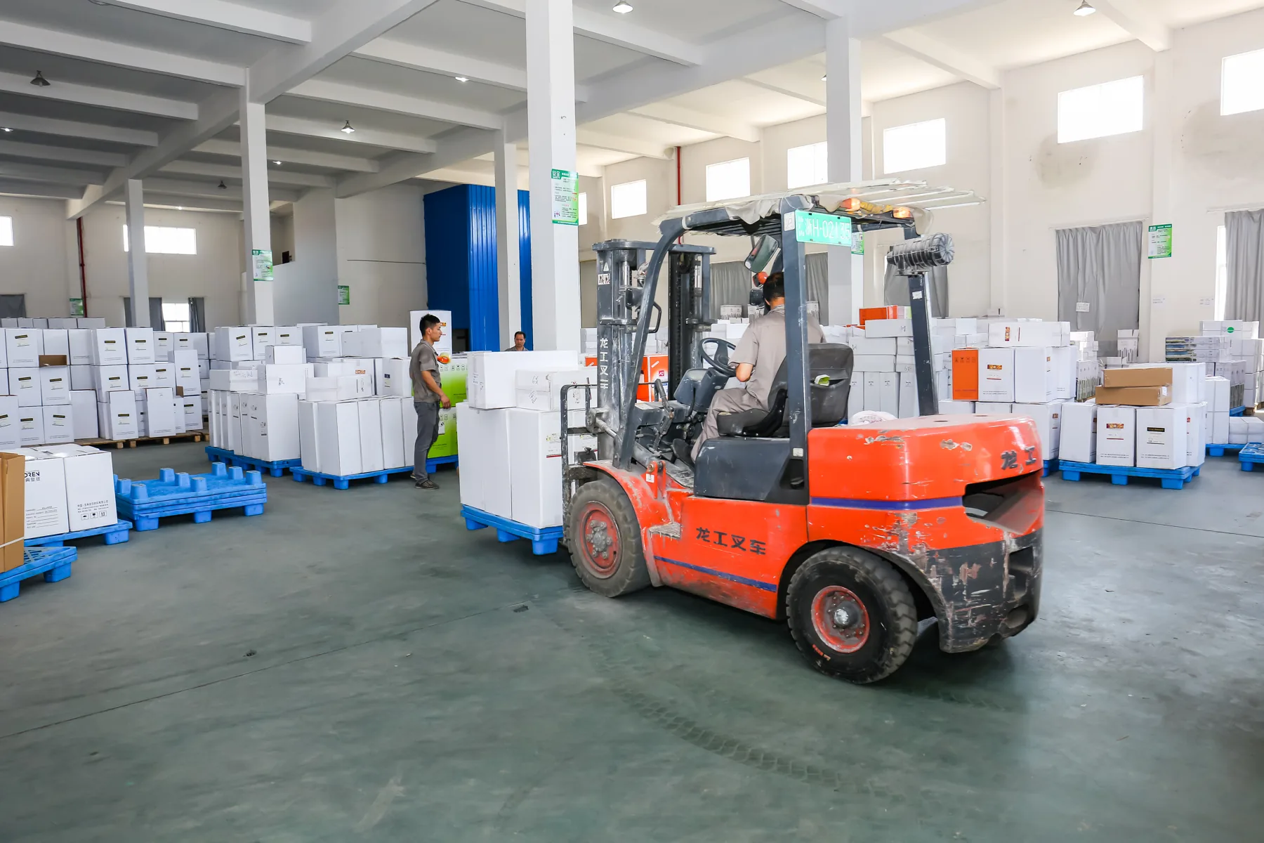 Finished-goods warehouse, pallet handling